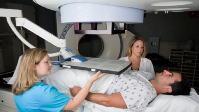 Já há alguns médicos que simplesmente “observam” o comportamento da neoplasia de baixo grau, com exames de PSA e toque retal rotineiros.