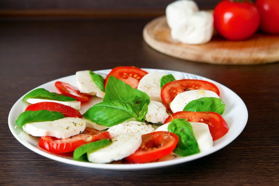 Salada caprese com tomate, muçarela e manjericão