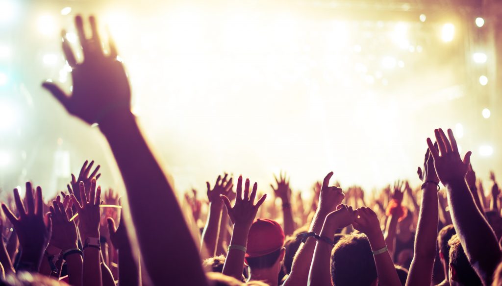 Assistir a um show ao vivo é mais benéfico do que Yoga, segundo estudos!