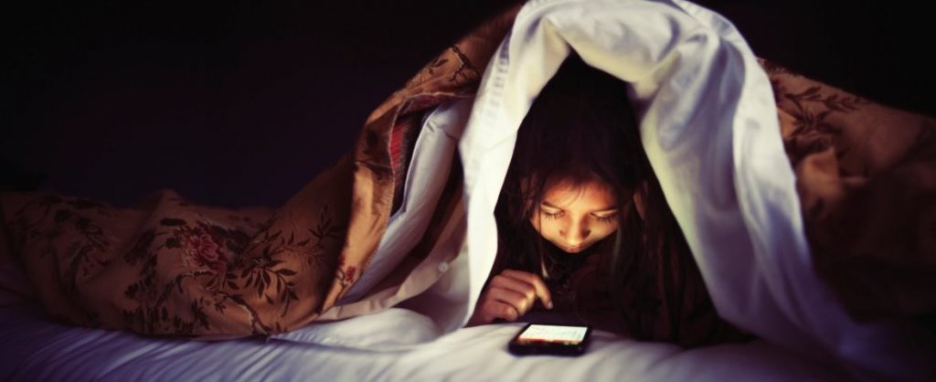 Você sabia? Celular na hora de dormir está ligado a depressão em adolescentes!