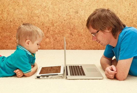 crianca-e-seu-pai-utilizando-computadores-foto-nadezhda1906shutterstock-0000000000000027