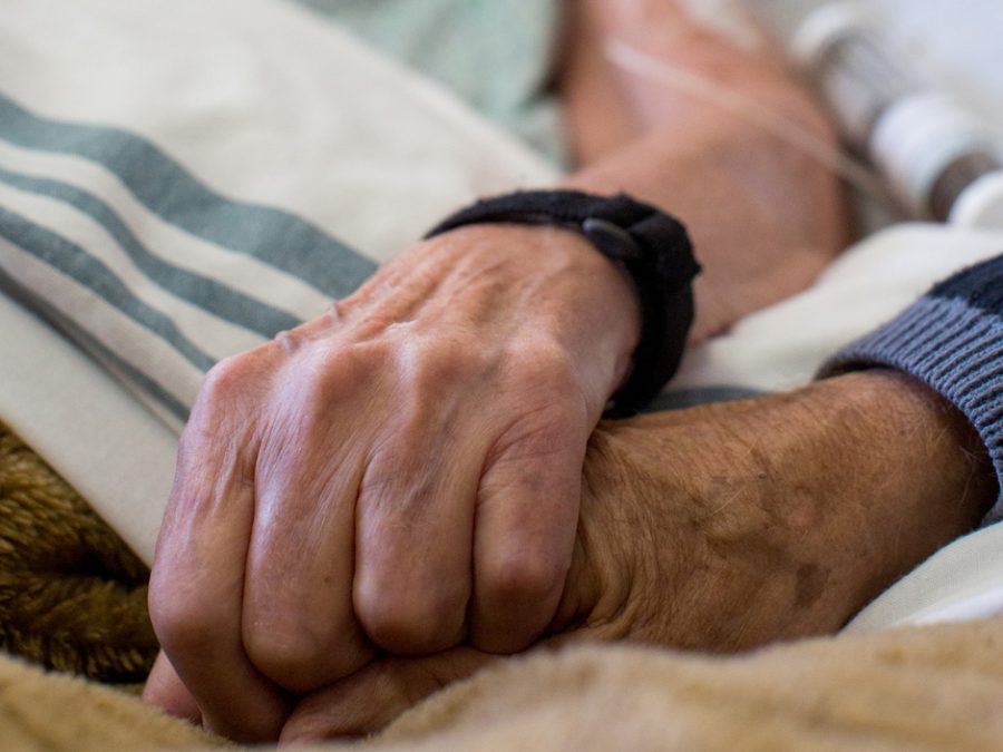 rais-data-cancer-melhor-morte-death-hospice-hands1