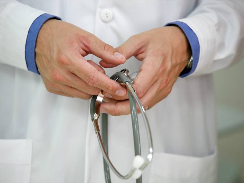 Médico que passa confiança a paciente ajuda placebo a “funcionar”, diz pesquisa!
