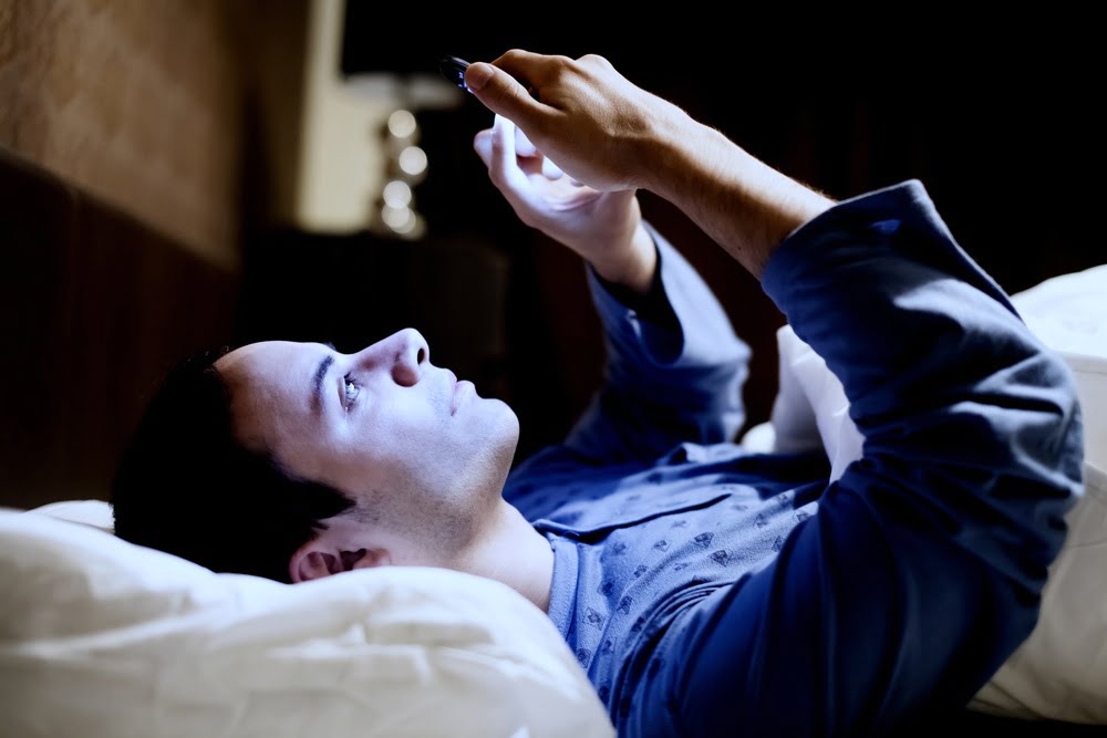 Você sabia? Celular na hora de dormir está ligado a depressão em adolescentes!